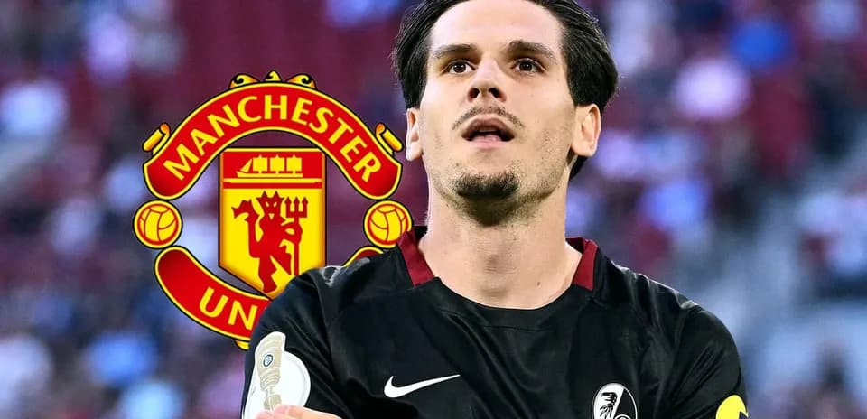 Jugador de fútbol en uniforme con escudo de Manchester United