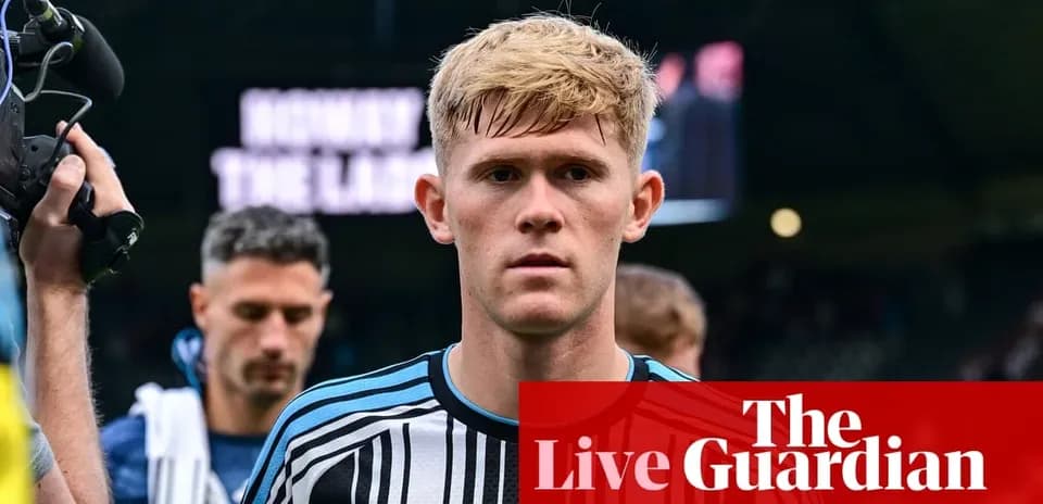Jugador con camiseta de Newcastle saliendo del túnel