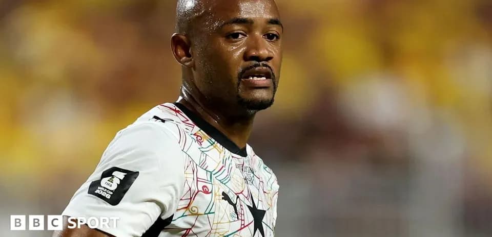 Jugador de Ghana en partido de fútbol, camiseta blanca