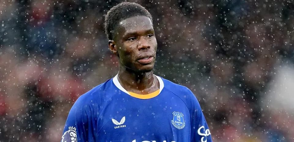 Jugador de Everton bajo la lluvia durante el partido