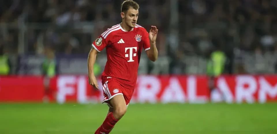 Jugador de Bayern Múnich corriendo con balón en el campo