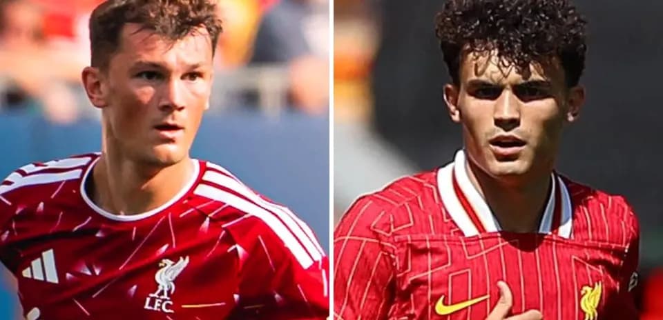Dos jugadores de Liverpool en camisetas rojas