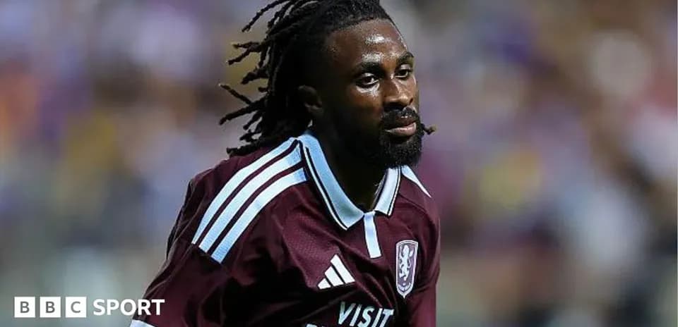 Jugador corriendo en el campo de fútbol