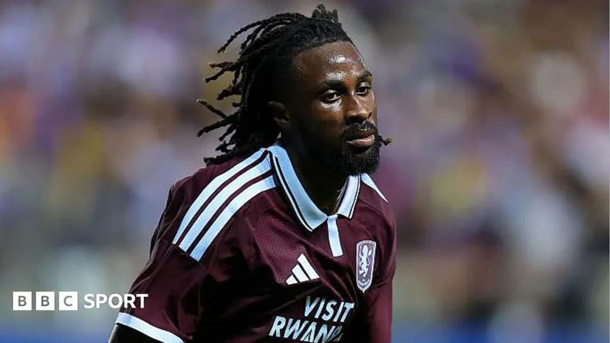 Jugador corriendo en el campo de fútbol