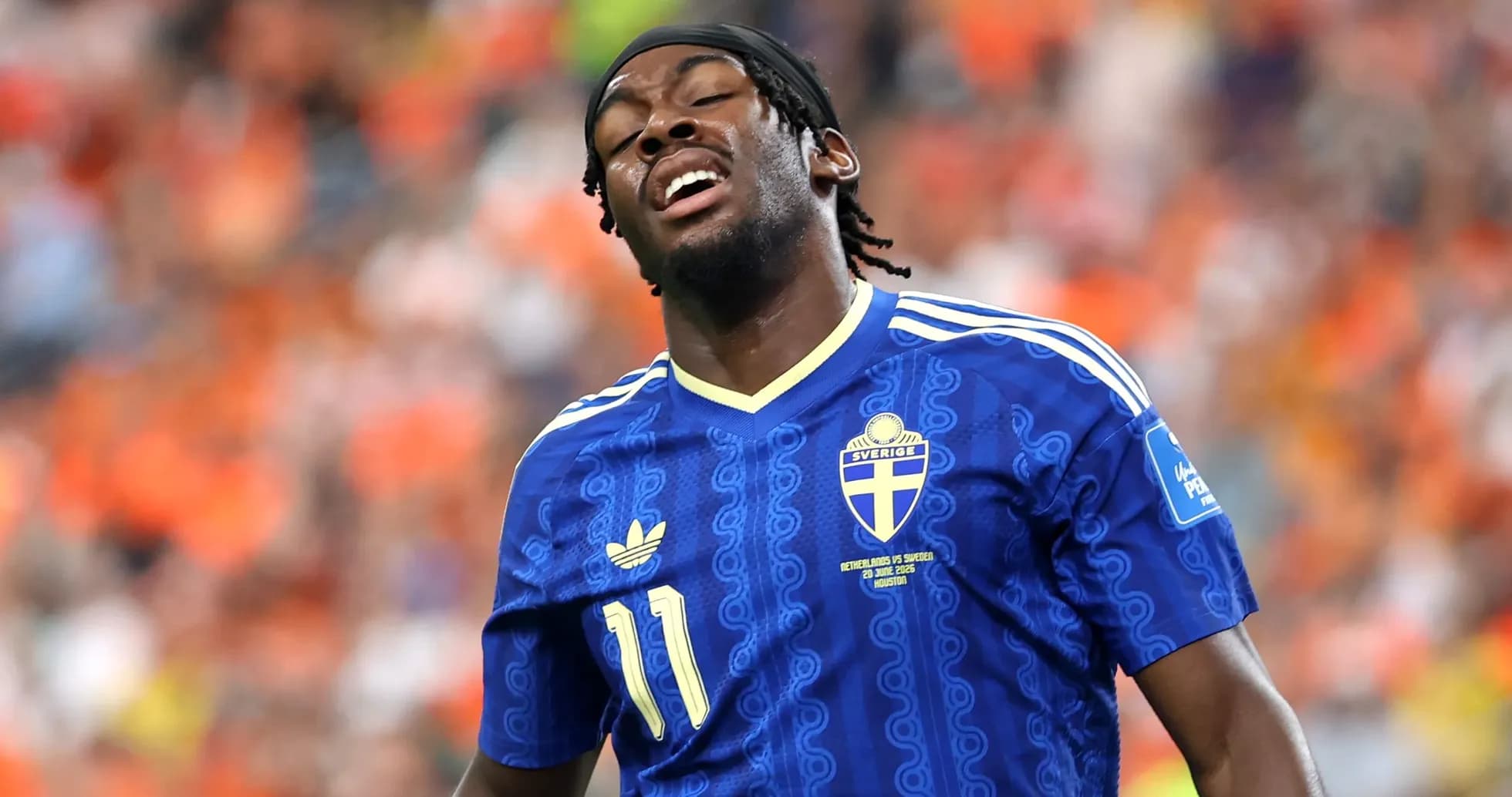 Jugador de Suecia con camiseta azul en el campo