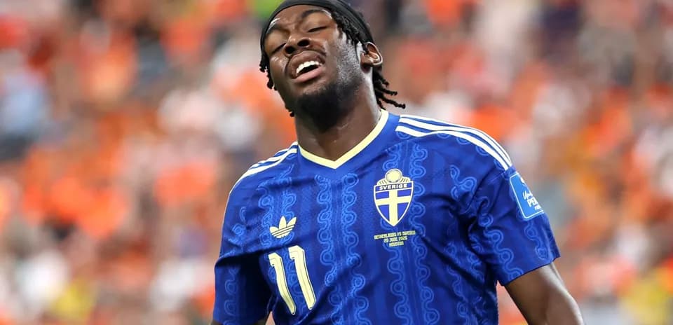 Jugador de Suecia con camiseta azul en el campo