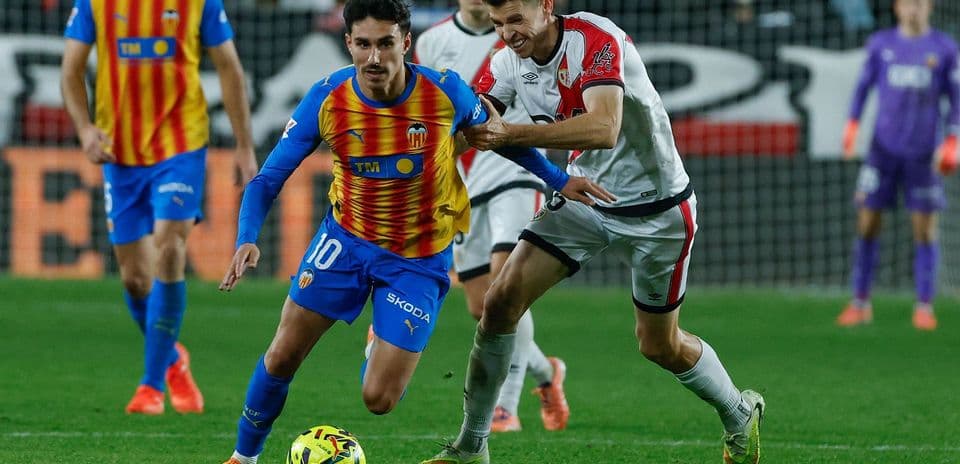 Jugadores de Valencia y Rayo Vallecano en acción