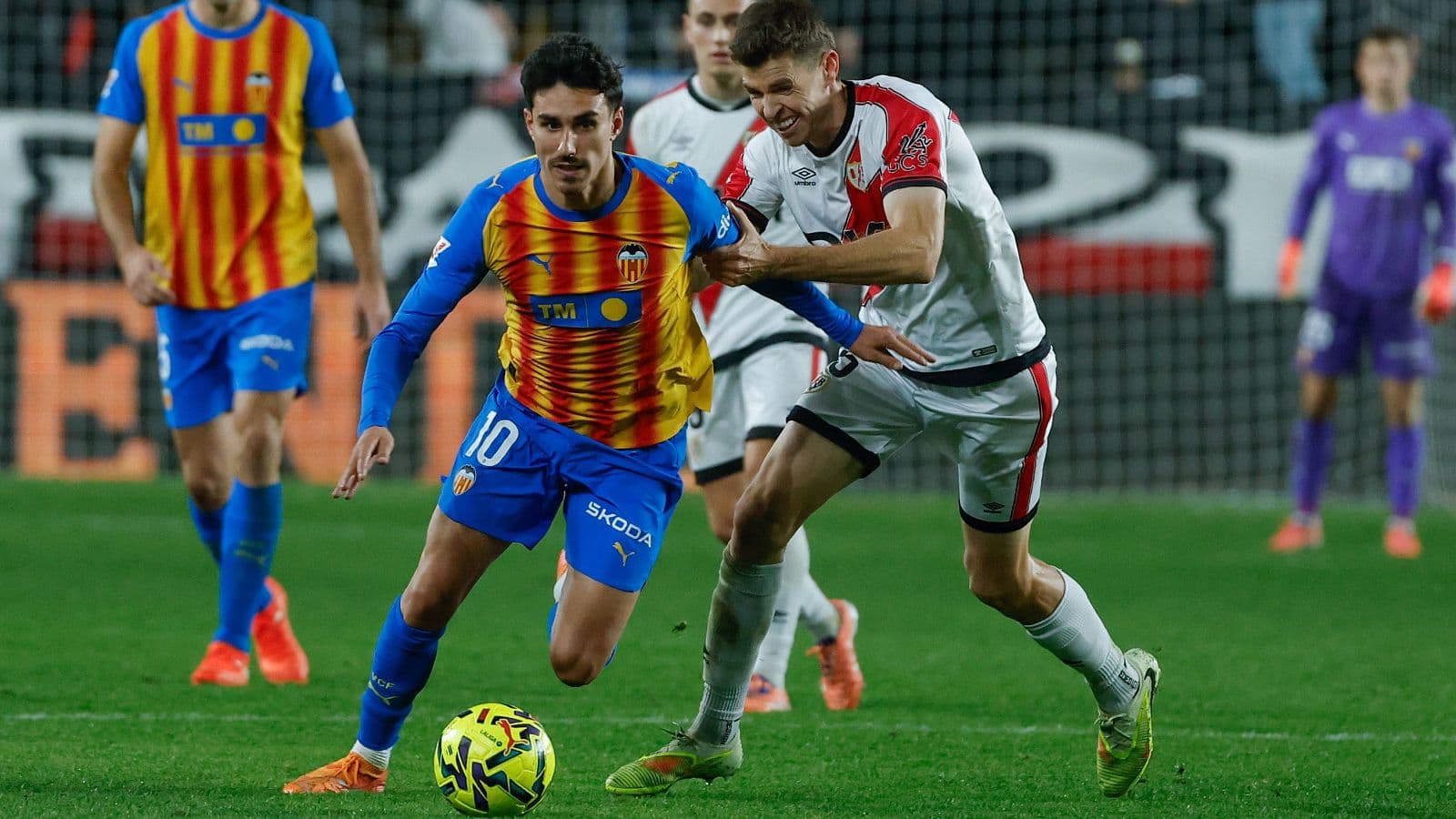 Jugadores de Valencia y Rayo Vallecano en acción