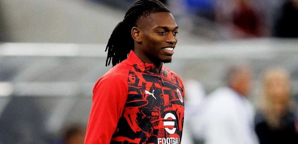 Jugador en calentamiento con chaqueta de equipo