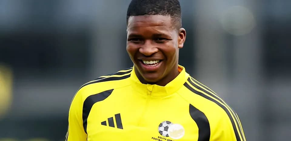 Jugador sonriendo durante entrenamiento en camiseta amarilla