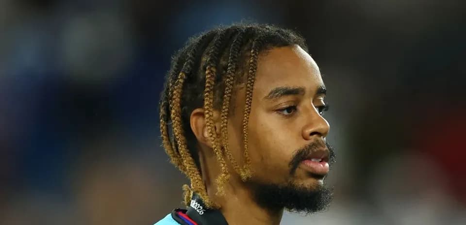 Jugador con trenzas en campo de fútbol