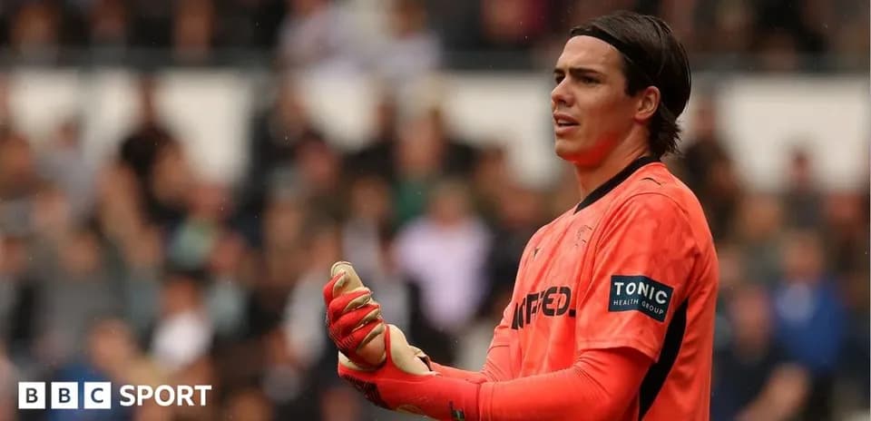 Portero con guantes en campo durante partido