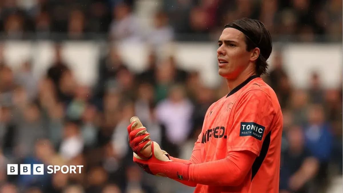 Portero con guantes en campo durante partido