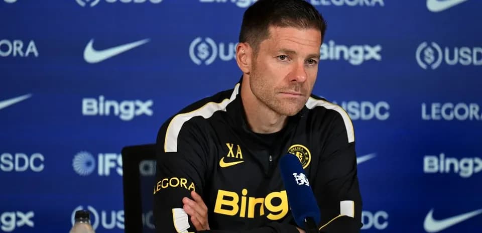 Entrenador en rueda de prensa con micrófono