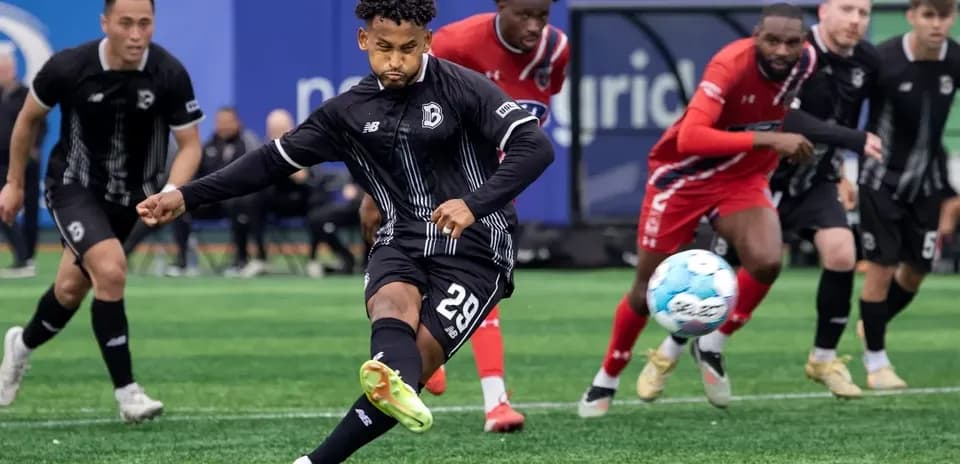 Jugador de Indy Eleven ejecutando un penalti