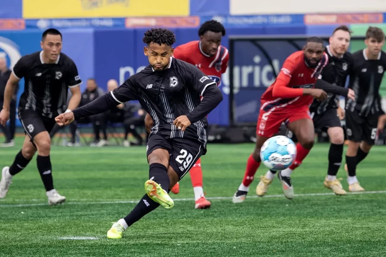 Jugador de Indy Eleven ejecutando un penalti