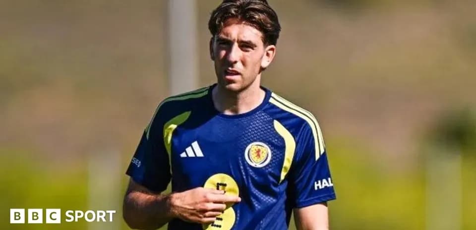 Jugador de fútbol entrenando en camiseta escocesa