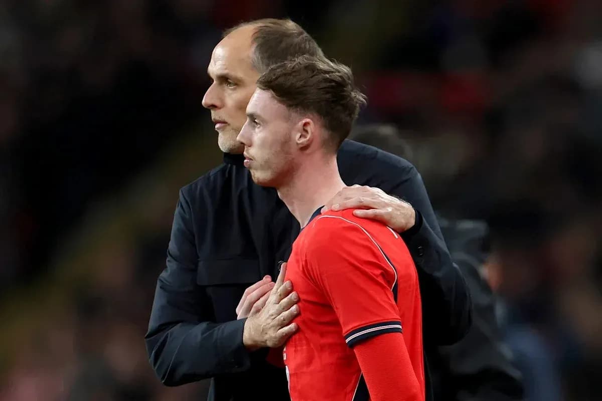 Entrenador hablando con jugador tras sustitución