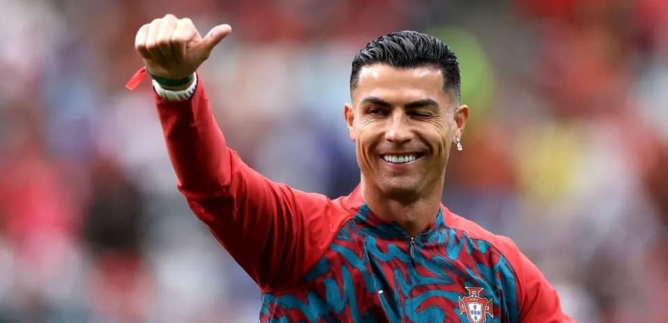 Jugador saludando con camiseta de Portugal en el campo