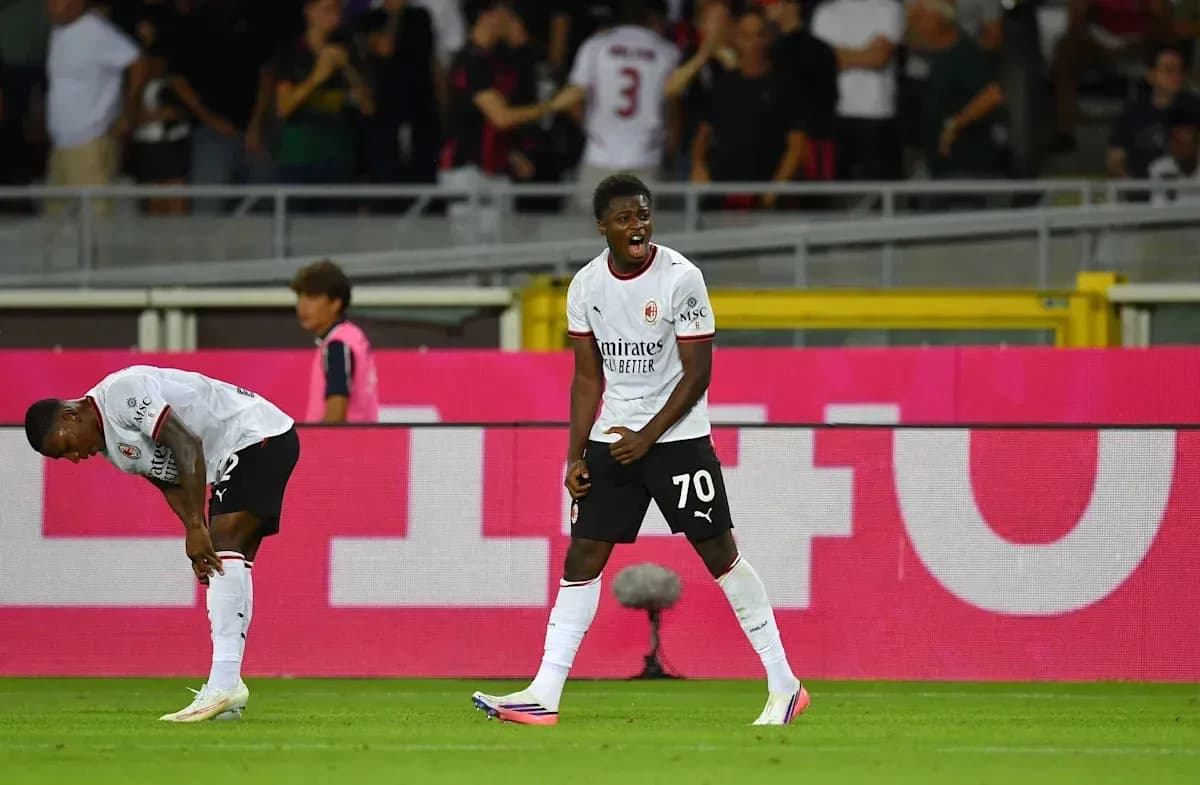 Jugador de AC Milan celebrando un gol en el campo