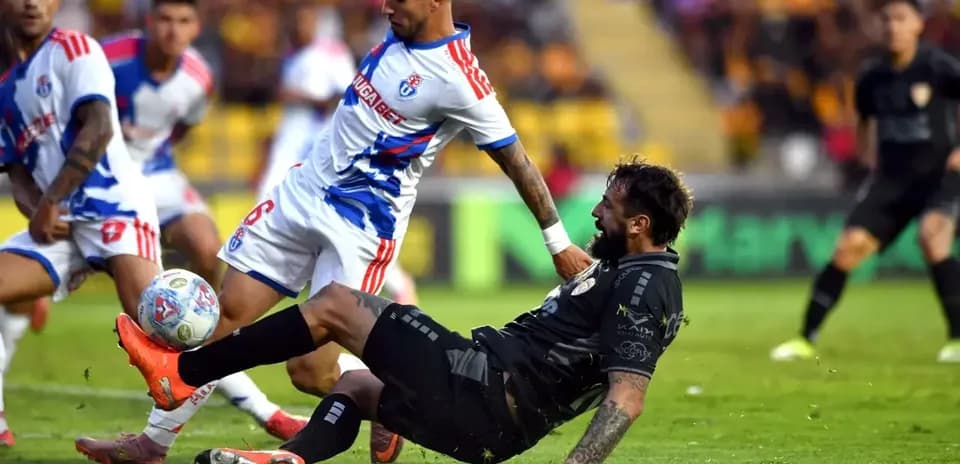 Jugador de Universidad de Chile en acción durante el partido