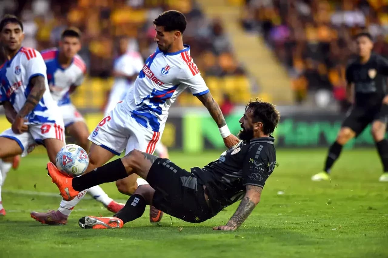Jugador de Universidad de Chile en acción durante el partido