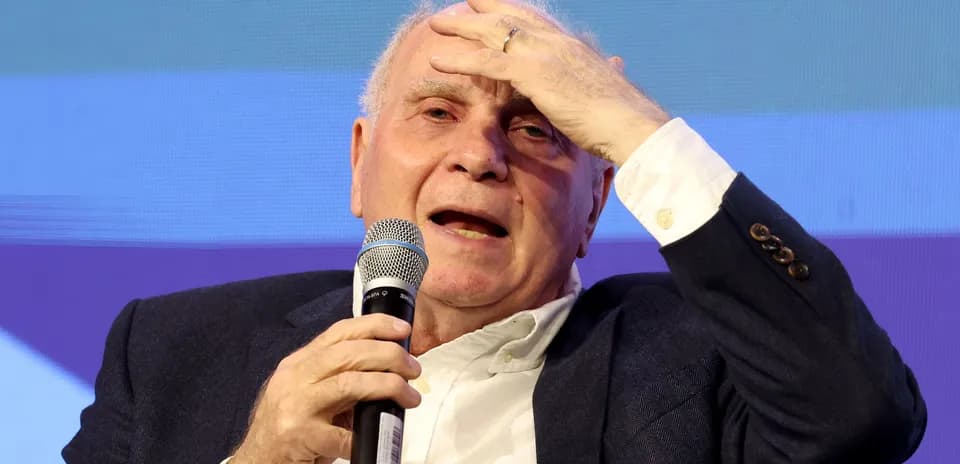 Hombre hablando con micrófono en un evento