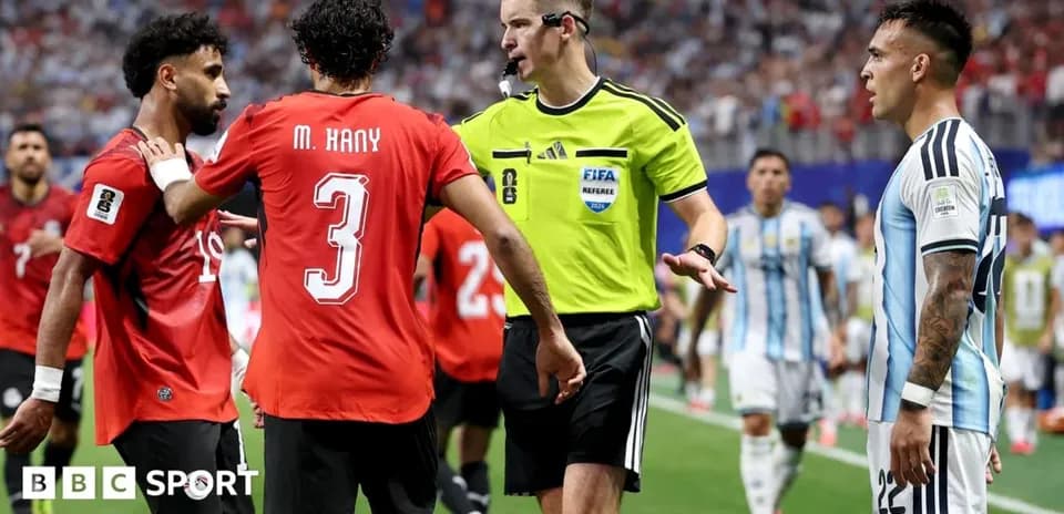Jugadores discutiendo con árbitro durante el partido