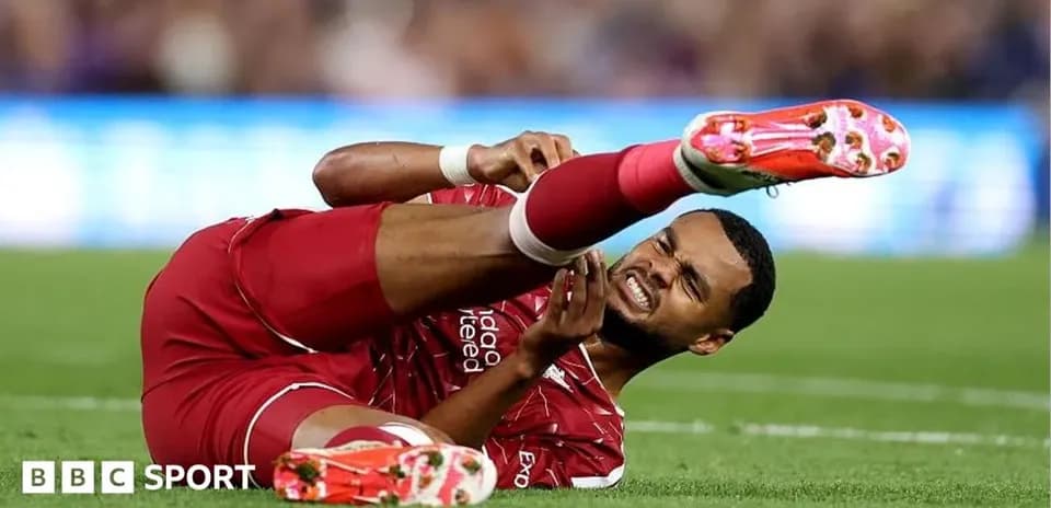 Jugador de Liverpool en el suelo con lesión