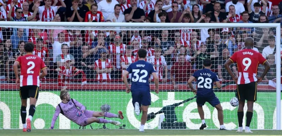 Jugador ejecutando un penalti durante el partido