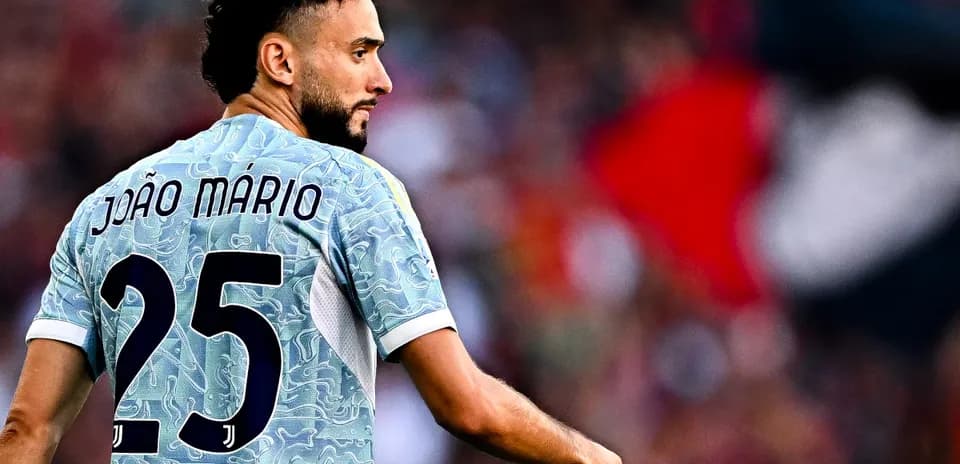 João Mário con camiseta número 25 durante partido