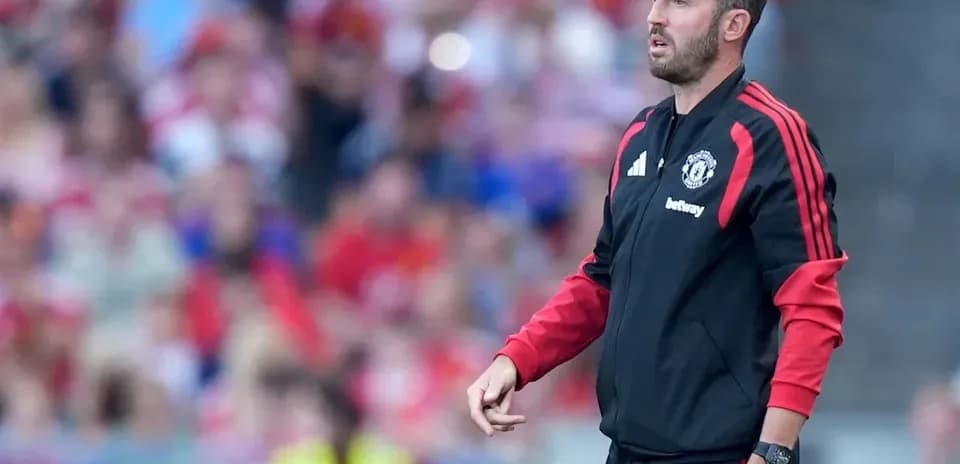 Entrenador de Manchester United dirigiendo el partido