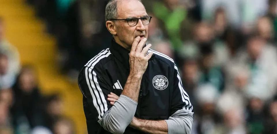 Entrenador observando el partido con expresión pensativa
