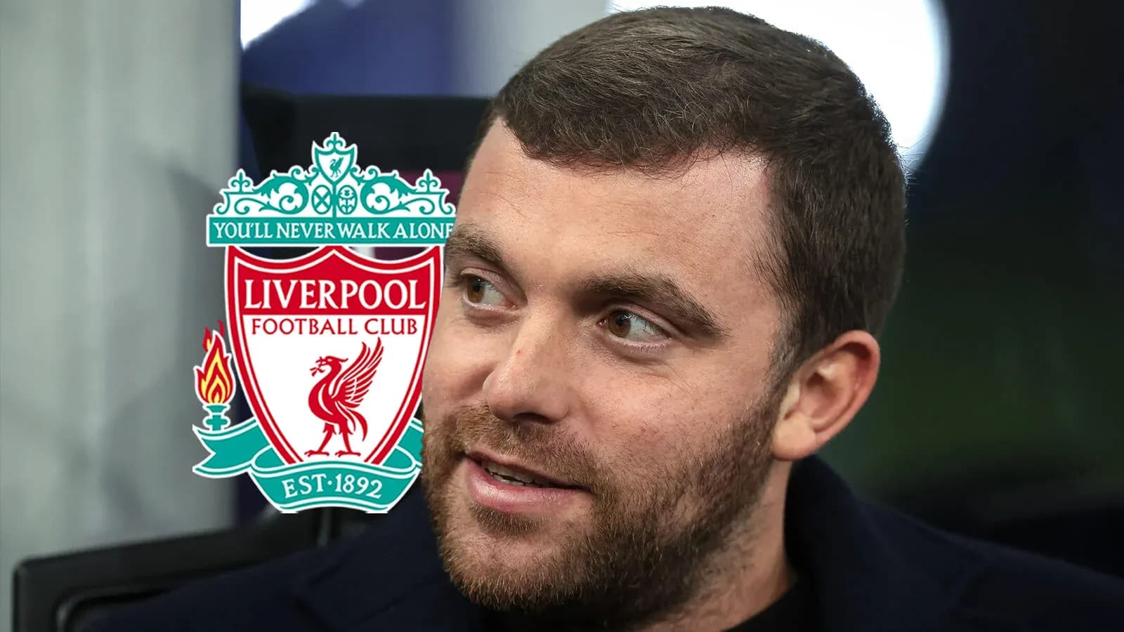 Persona hablando con logo de Liverpool detrás