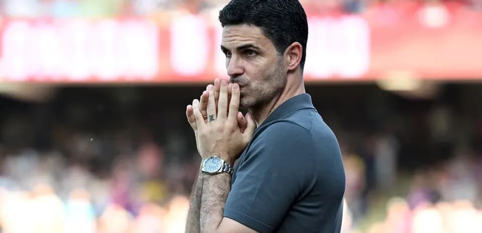 Entrenador observando el partido en el estadio