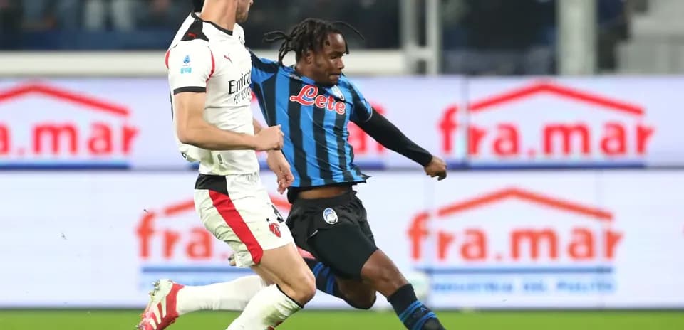Jugadores de AC Milan y Atalanta en acción