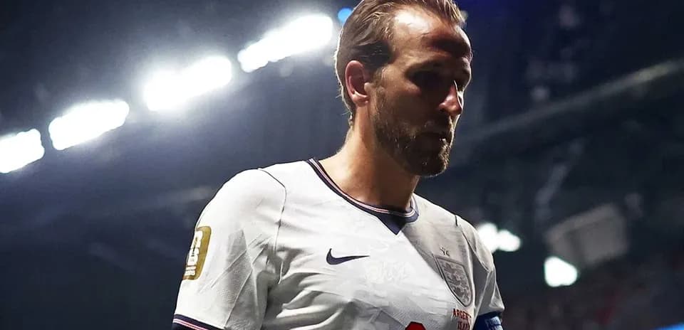 Jugador de Inglaterra saliendo del campo durante el partido
