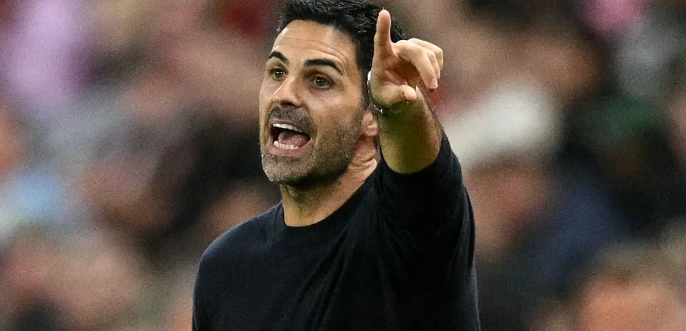 Entrenador dando instrucciones durante un partido