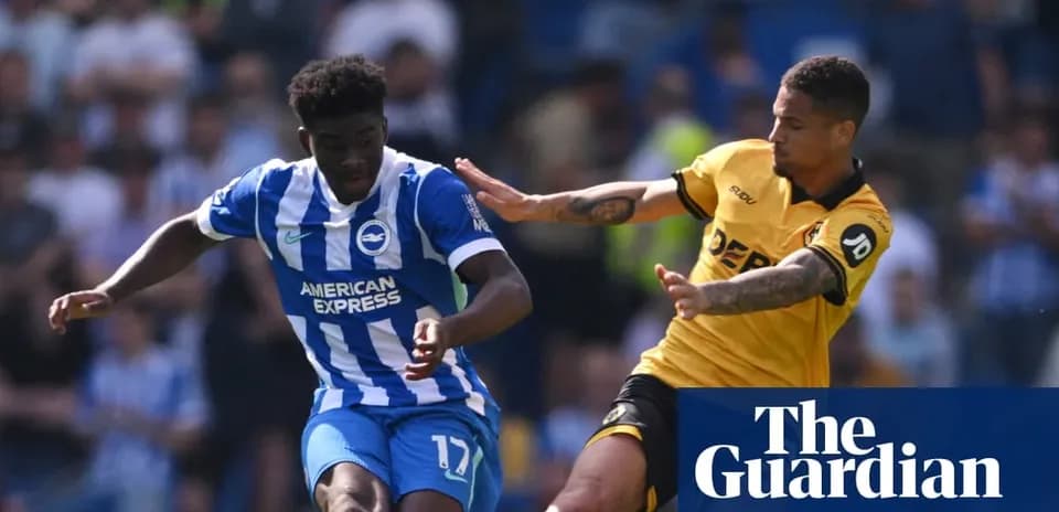 Jugador de Brighton driblando mientras es defendido