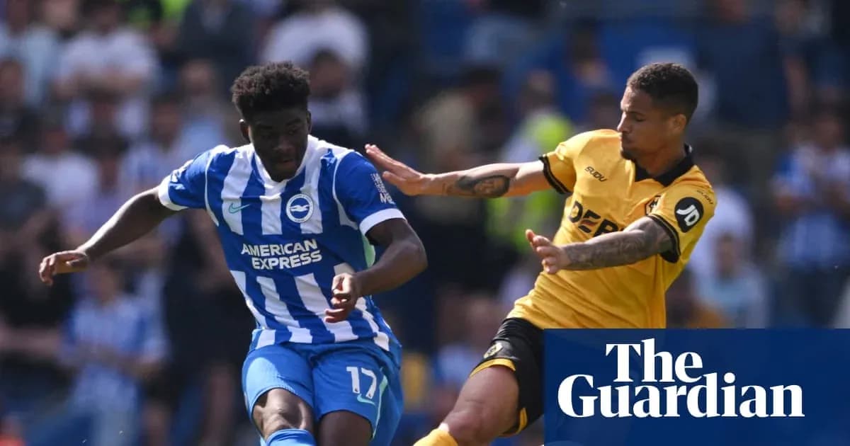 Jugador de Brighton driblando mientras es defendido