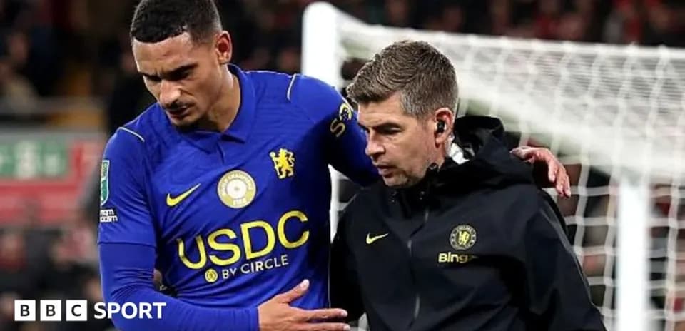 Jugador de Chelsea siendo asistido por un médico