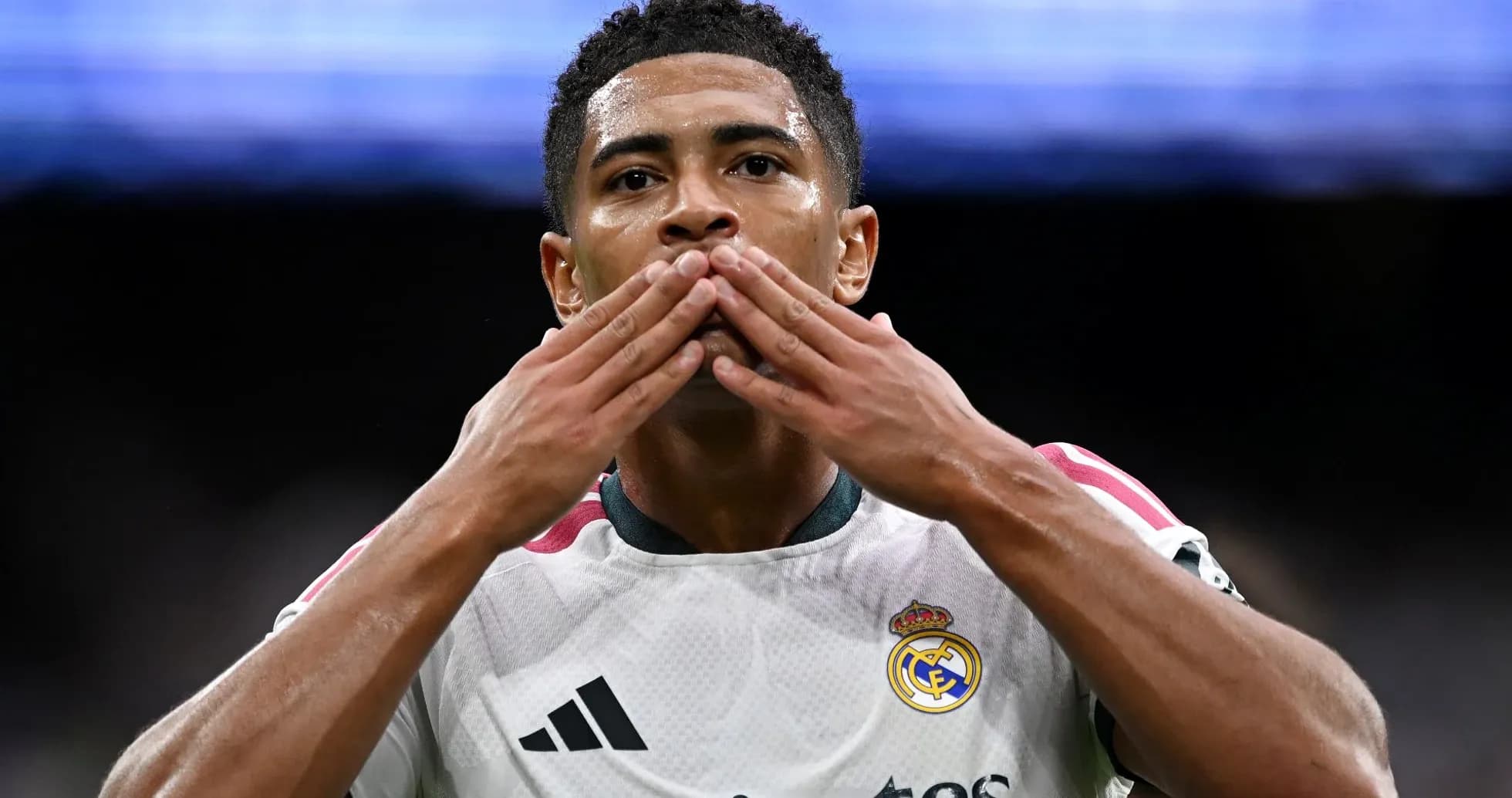 Jugador de Real Madrid celebrando con un gesto