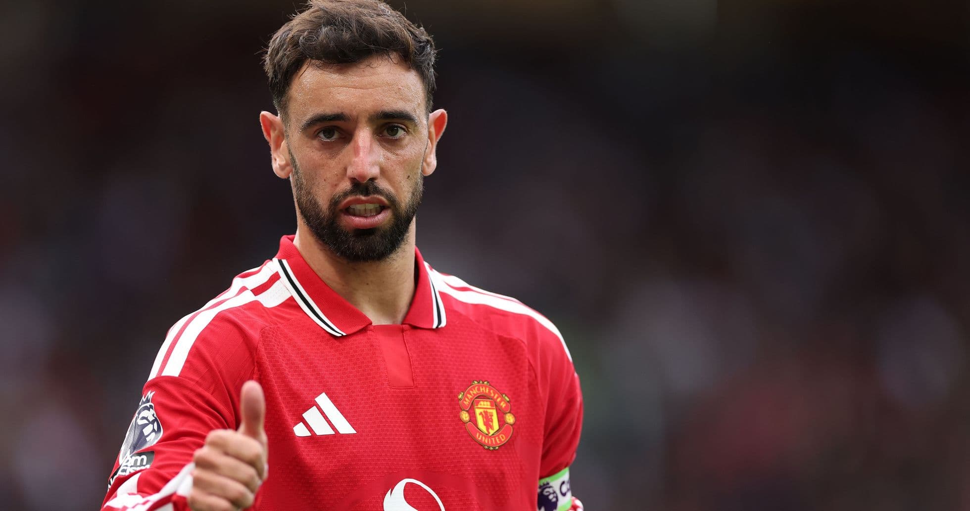 Bruno Fernandes con camiseta de Manchester United haciendo gesto