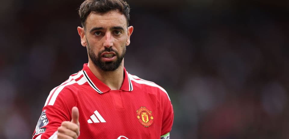 Bruno Fernandes con camiseta de Manchester United haciendo gesto