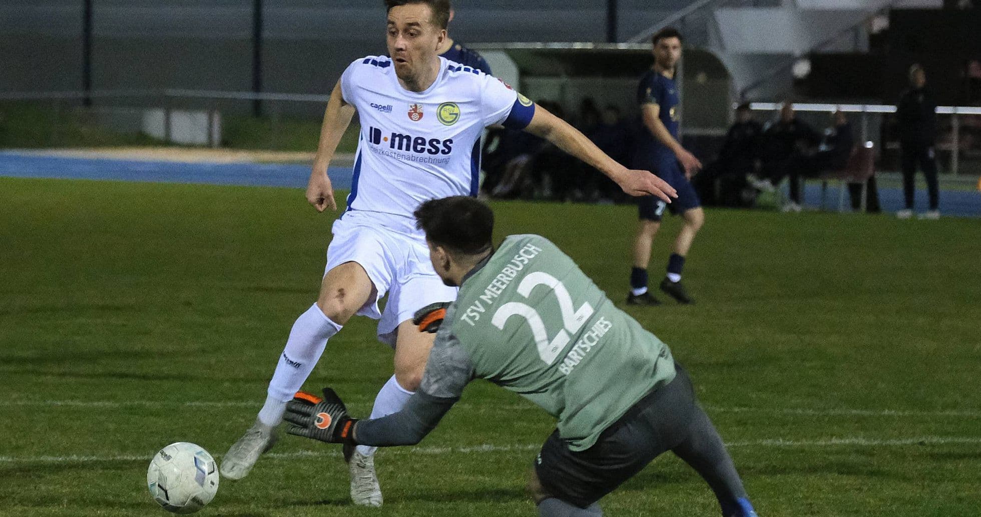 Jugador de SW Essen elude al portero de Meerbusch