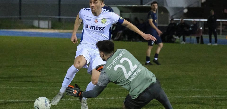 Jugador de SW Essen elude al portero de Meerbusch
