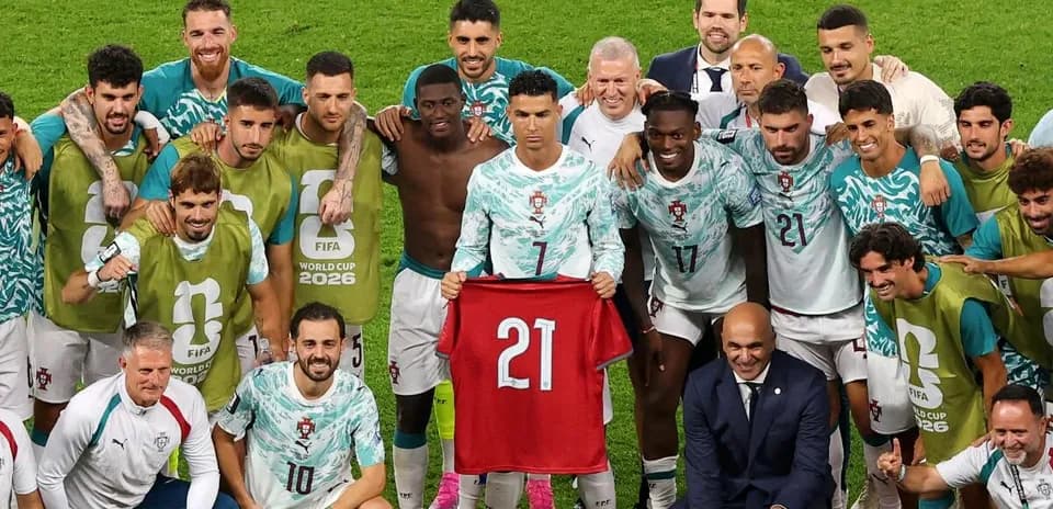 Equipo de Portugal posando con camiseta número 21