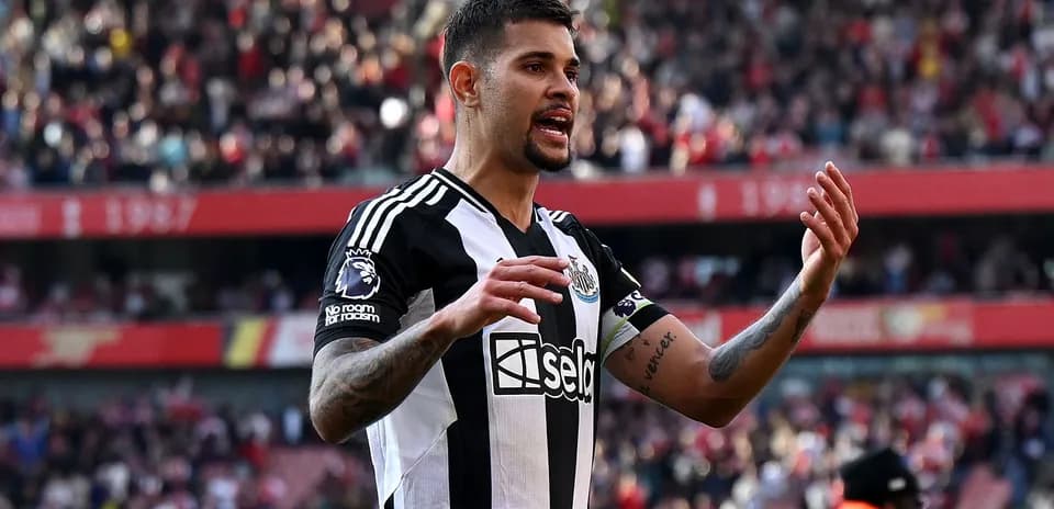 Jugador de Newcastle gesticulando en el campo de juego