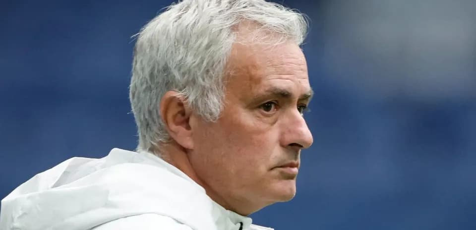 Entrenador observando durante un partido de fútbol