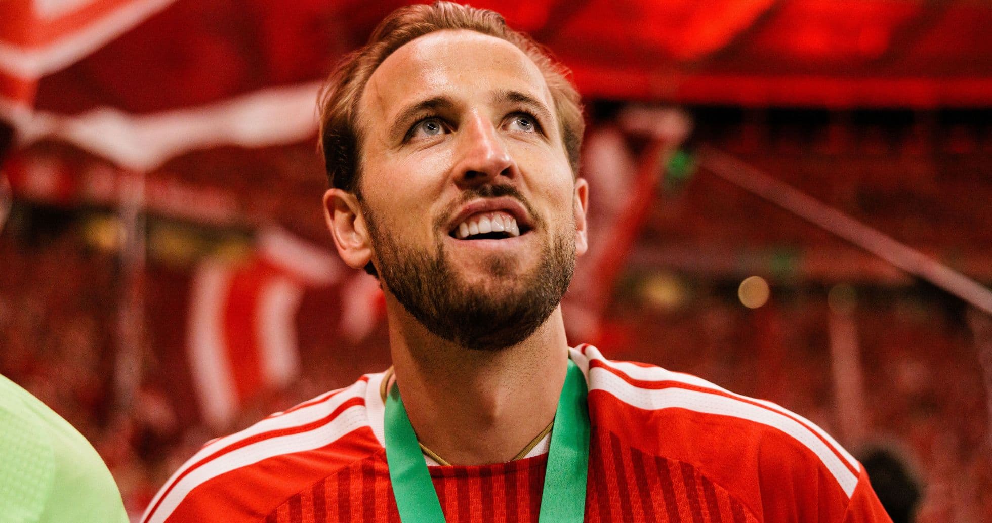 Jugador con medalla en celebración post-partido
